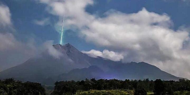 BPPTKG Bantah Tidak Ada Meteor Jatuh Di Sekitar Gunung Merapi